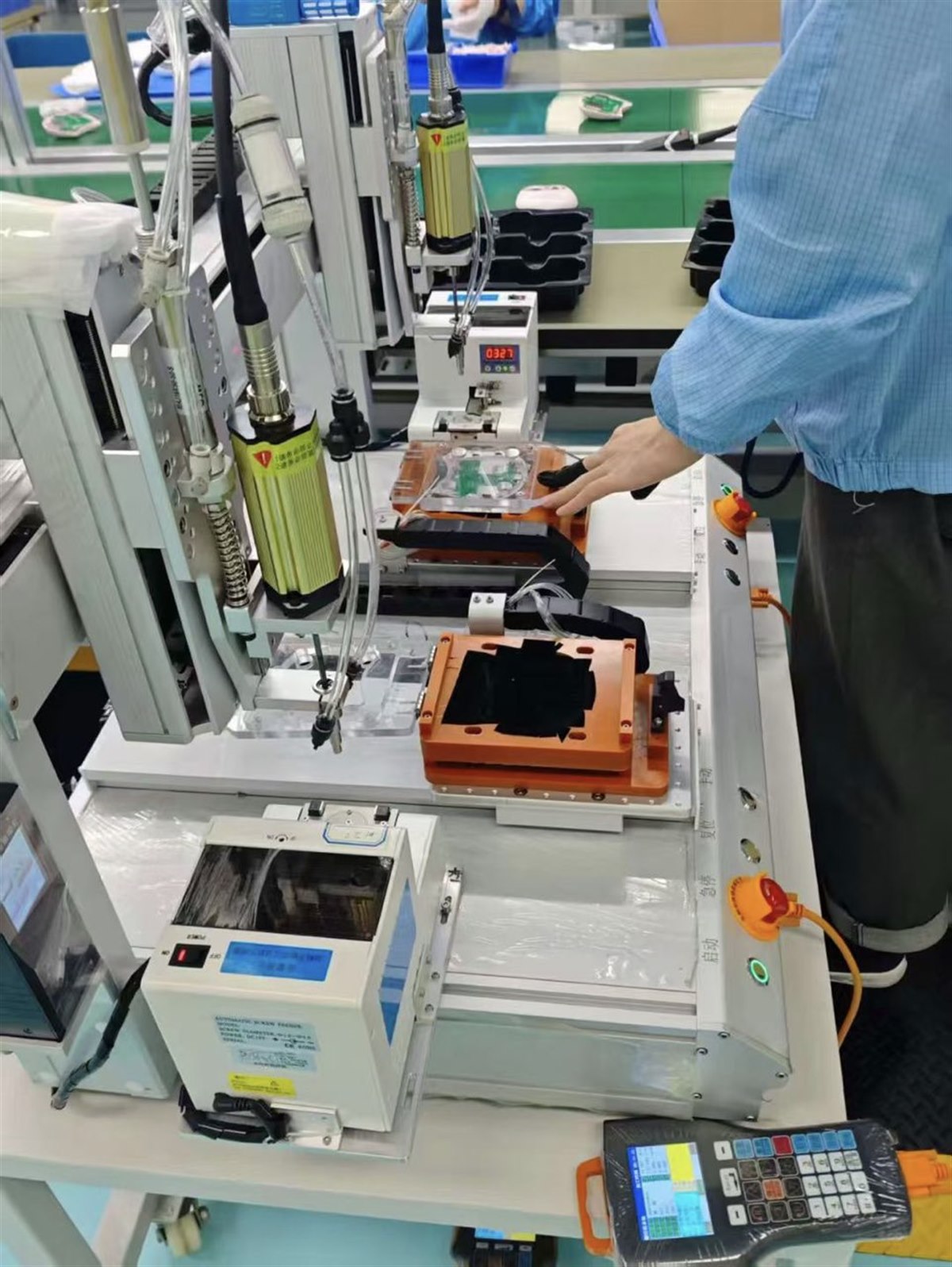 操作员在气密性检测工位上检查智能猫砂盆底座