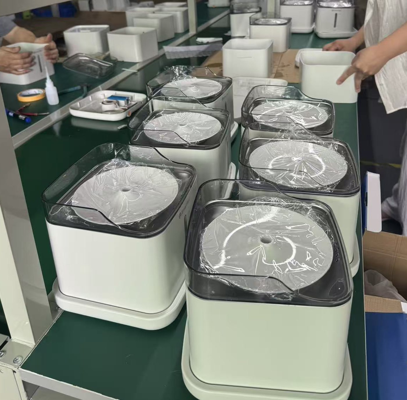 产线上已完成覆膜防护的智能猫砂盆，准备装箱