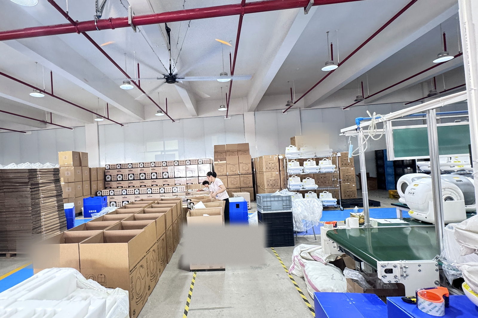 包装与装箱工位：外箱已按出货清单码放，工人按外箱资料作业